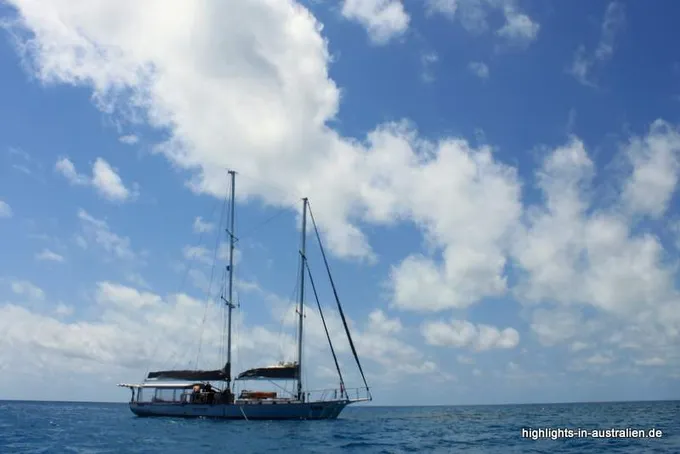 Segelboot vor dem Great Barrier Reef